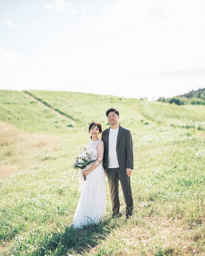黄金のススキが美しい絶景スポット🌾和歌山の生石高原で撮るウェディングフォトが素敵💛にて紹介している画像