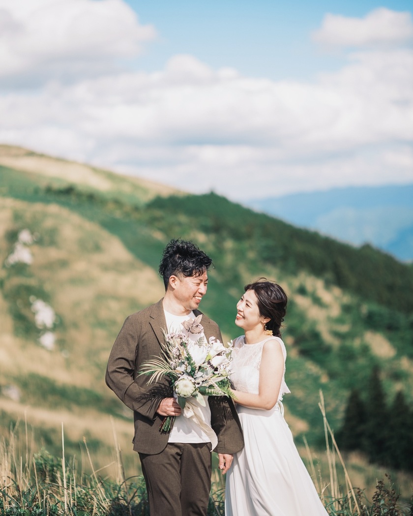 黄金のススキが美しい絶景スポット🌾和歌山の生石高原で撮るウェディングフォトが素敵💛にて紹介している画像