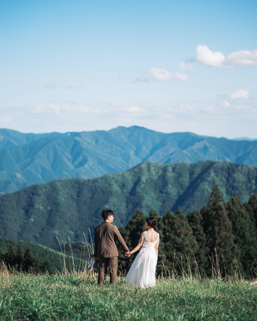 黄金のススキが美しい絶景スポット🌾和歌山の生石高原で撮るウェディングフォトが素敵💛にて紹介している画像