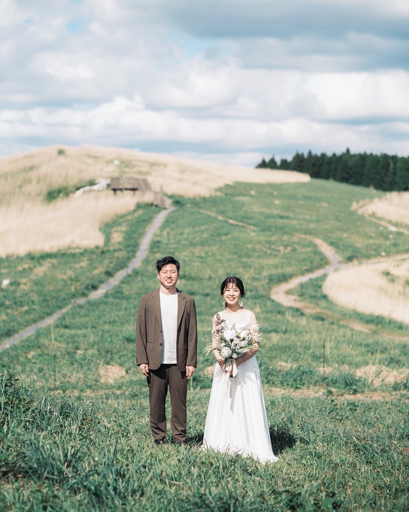 黄金のススキが美しい絶景スポット🌾和歌山の生石高原で撮るウェディングフォトが素敵💛にて紹介している画像