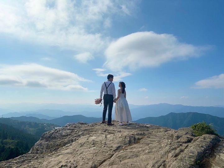黄金のススキが美しい絶景スポット🌾和歌山の生石高原で撮るウェディングフォトが素敵💛にて紹介している画像