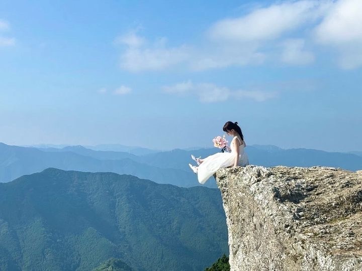 黄金のススキが美しい絶景スポット🌾和歌山の生石高原で撮るウェディングフォトが素敵💛にて紹介している画像
