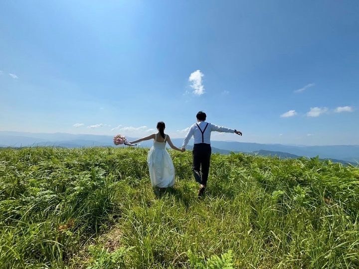黄金のススキが美しい絶景スポット🌾和歌山の生石高原で撮るウェディングフォトが素敵💛にて紹介している画像