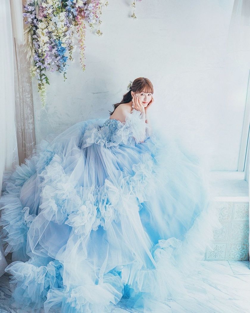 "Real Photos and Coordination Feature of Brides Wearing the Popular 4 Dresses by KIYOKO HATA x marry 🪽"にて紹介している画像