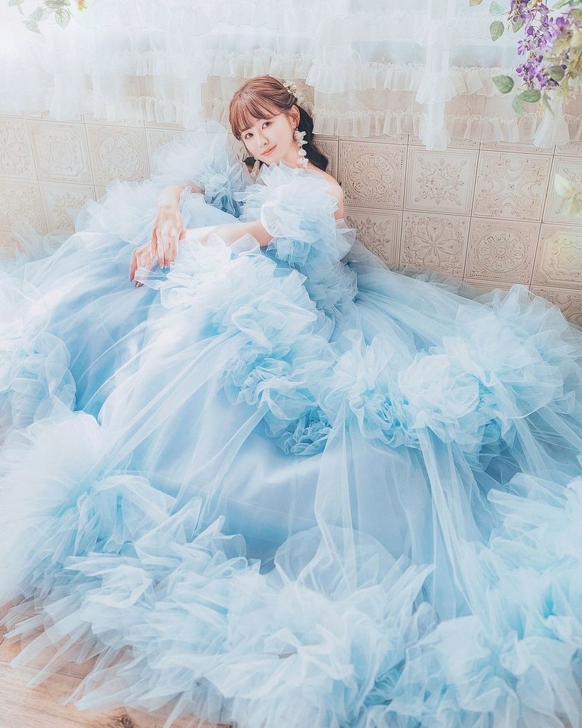 "Real Photos and Coordination Feature of Brides Wearing the Popular 4 Dresses by KIYOKO HATA x marry 🪽"にて紹介している画像