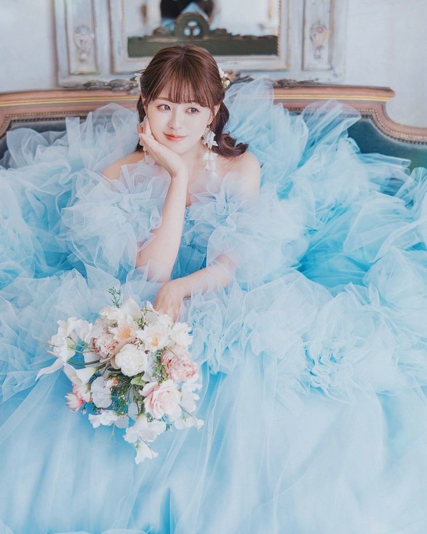 "Real Photos and Coordination Feature of Brides Wearing the Popular 4 Dresses by KIYOKO HATA x marry 🪽"にて紹介している画像