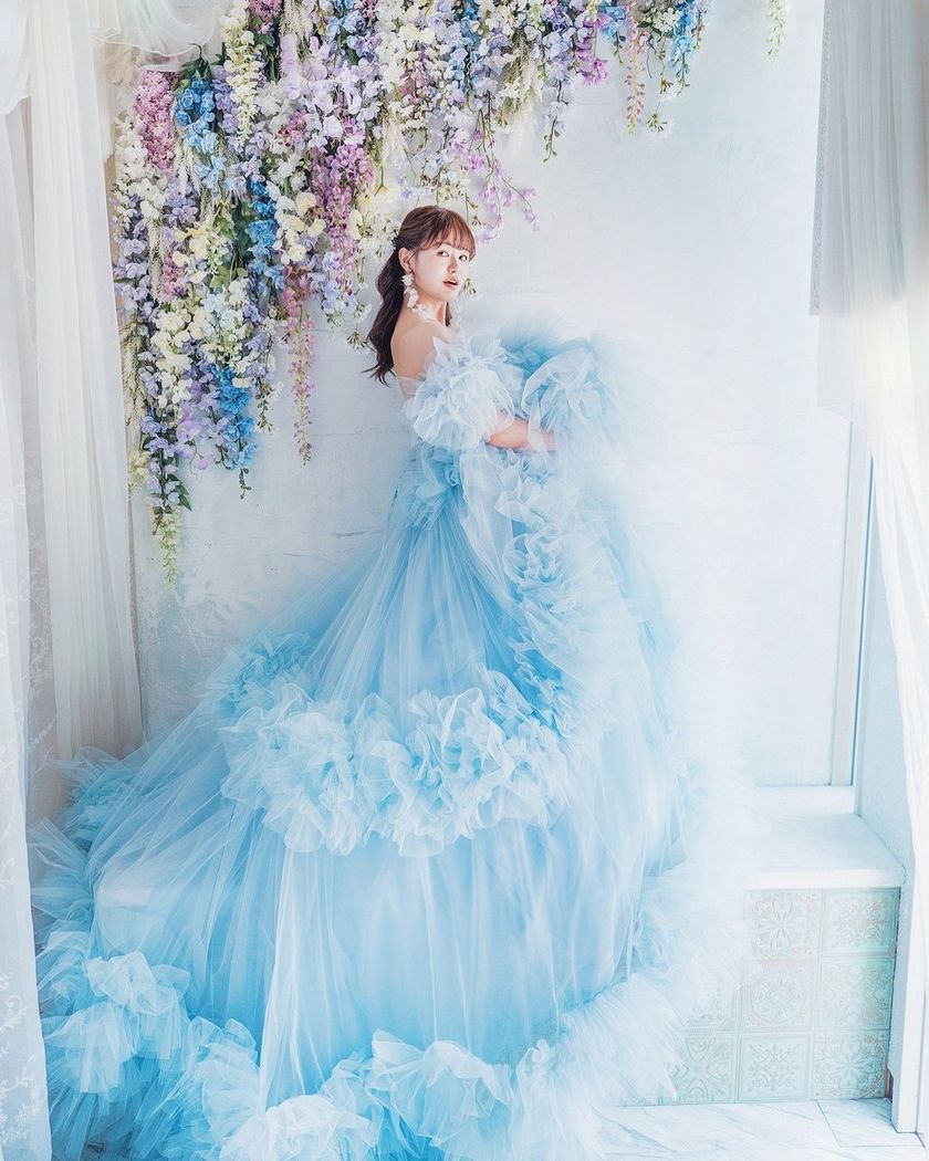 "Real Photos and Coordination Feature of Brides Wearing the Popular 4 Dresses by KIYOKO HATA x marry 🪽"にて紹介している画像