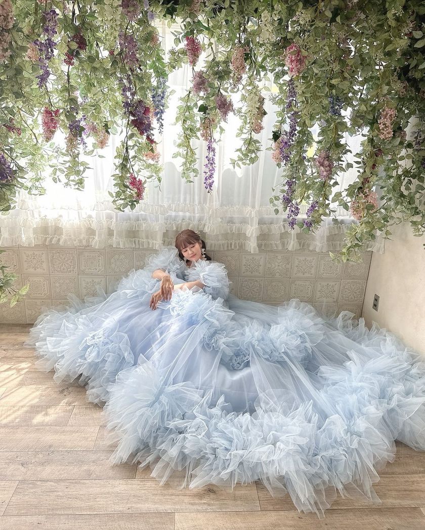 "Real Photos and Coordination Feature of Brides Wearing the Popular 4 Dresses by KIYOKO HATA x marry 🪽"にて紹介している画像