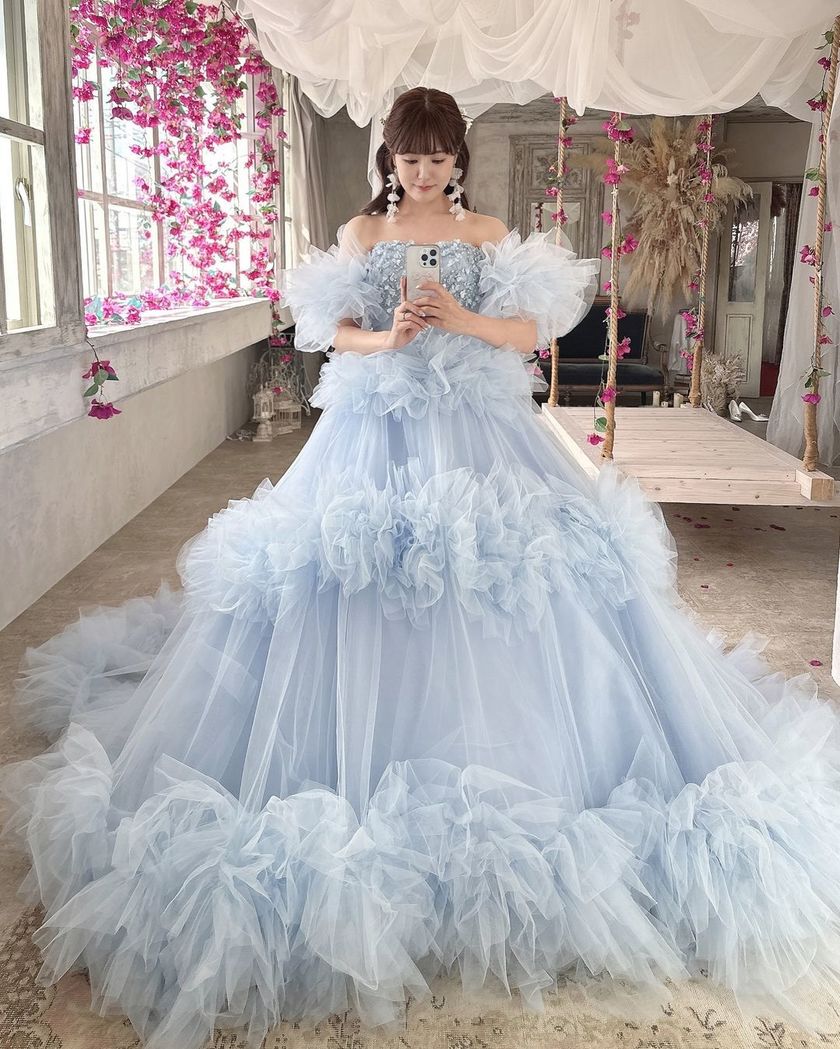 "Real Photos and Coordination Feature of Brides Wearing the Popular 4 Dresses by KIYOKO HATA x marry 🪽"にて紹介している画像