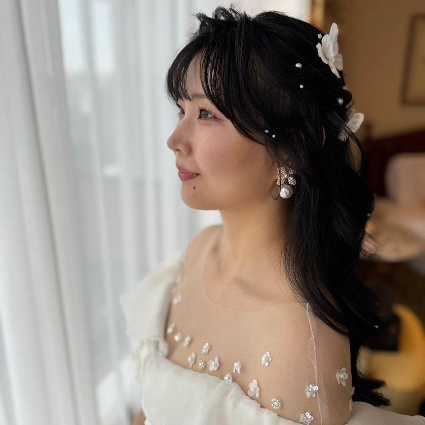 "Real Photos and Coordination Feature of Brides Wearing the Popular 4 Dresses by KIYOKO HATA x marry 🪽"にて紹介している画像