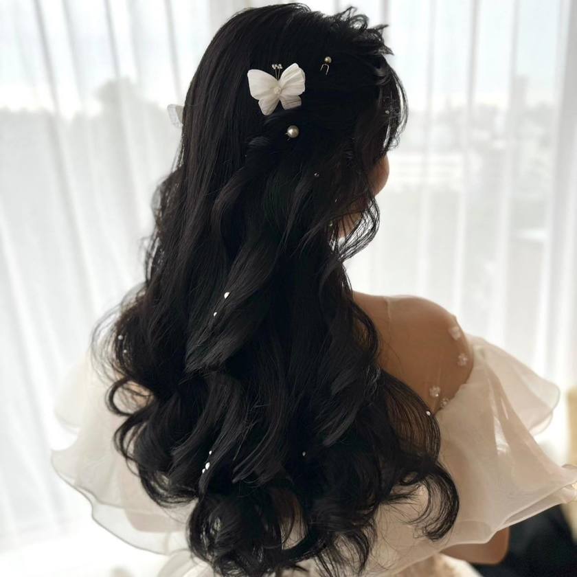 "Real Photos and Coordination Feature of Brides Wearing the Popular 4 Dresses by KIYOKO HATA x marry 🪽"にて紹介している画像