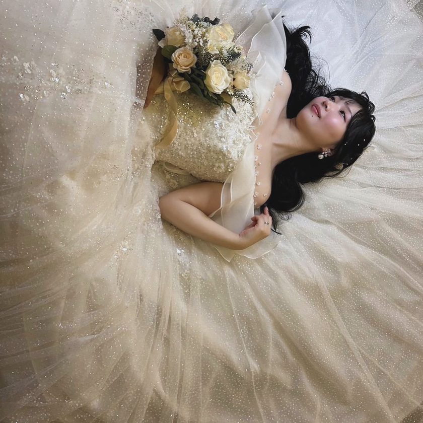 "Real Photos and Coordination Feature of Brides Wearing the Popular 4 Dresses by KIYOKO HATA x marry 🪽"にて紹介している画像