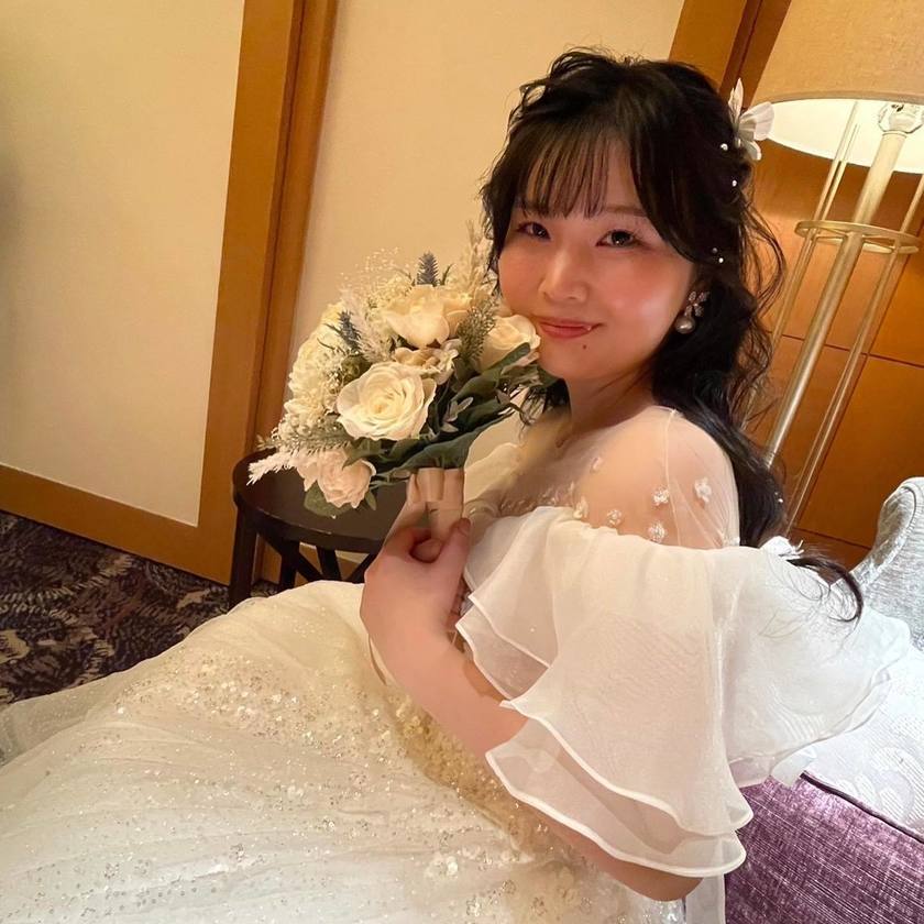 "Real Photos and Coordination Feature of Brides Wearing the Popular 4 Dresses by KIYOKO HATA x marry 🪽"にて紹介している画像