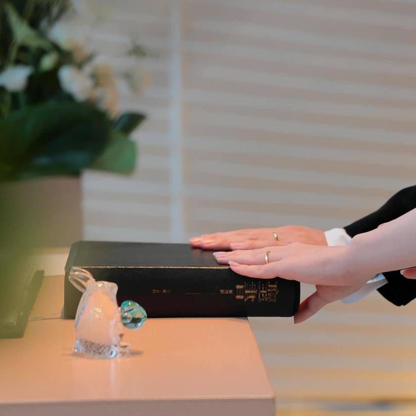 "Lovely Original Wedding Ceremony 'Family Bonding Ritual' at Palace Hotel: A Touching Moment of Shaking Hands with Both Sets of Parents 🤝"にて紹介している画像