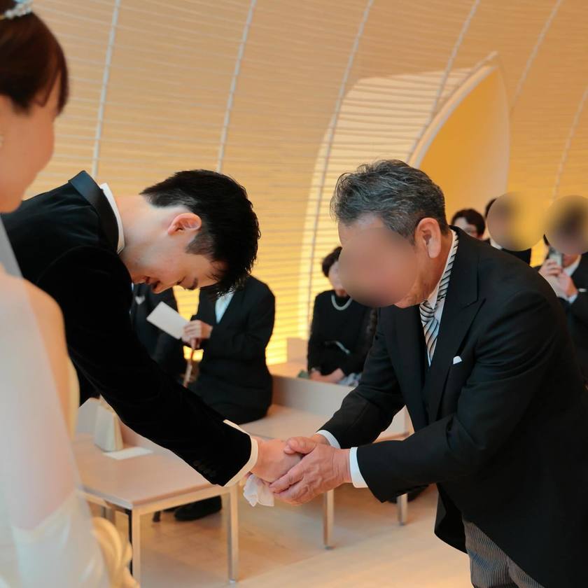 "Lovely Original Wedding Ceremony 'Family Bonding Ritual' at Palace Hotel: A Touching Moment of Shaking Hands with Both Sets of Parents 🤝"にて紹介している画像