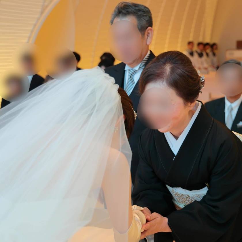 "Lovely Original Wedding Ceremony 'Family Bonding Ritual' at Palace Hotel: A Touching Moment of Shaking Hands with Both Sets of Parents 🤝"にて紹介している画像