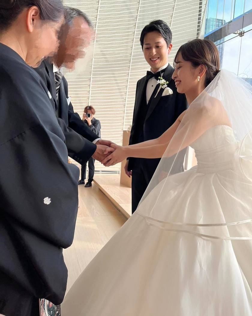 "Lovely Original Wedding Ceremony 'Family Bonding Ritual' at Palace Hotel: A Touching Moment of Shaking Hands with Both Sets of Parents 🤝"にて紹介している画像