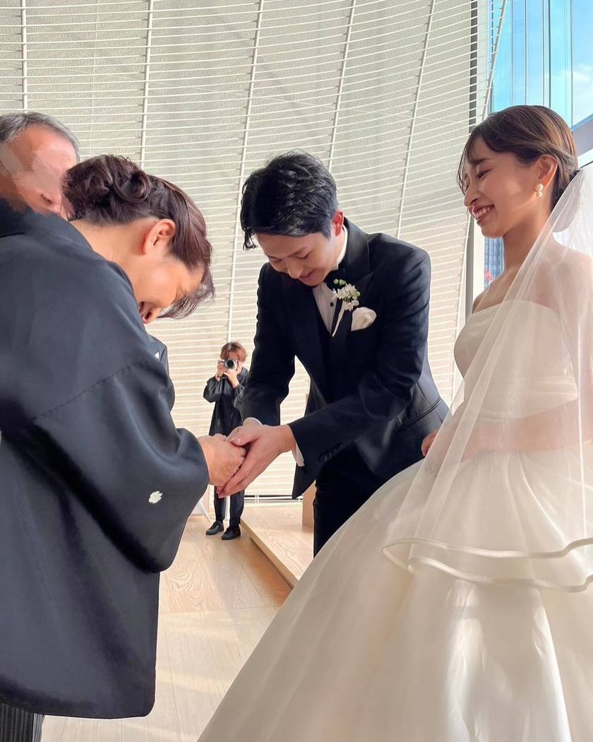 "Lovely Original Wedding Ceremony 'Family Bonding Ritual' at Palace Hotel: A Touching Moment of Shaking Hands with Both Sets of Parents 🤝"にて紹介している画像