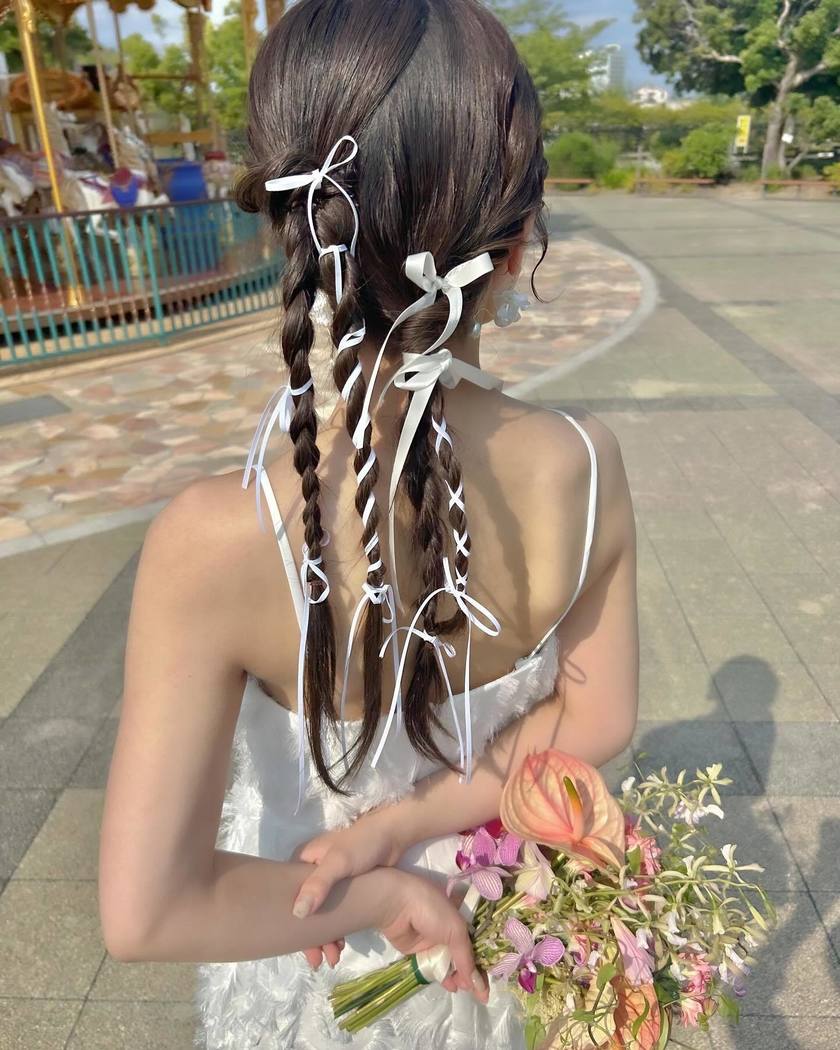 流行りの平成ファッション。細い編み込み×リボンがポイントのおしゃれな【Y2Kヘア】15選🎀にて紹介している画像