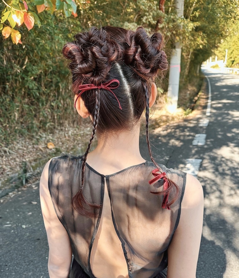 流行りの平成ファッション。細い編み込み×リボンがポイントのおしゃれな【Y2Kヘア】15選🎀にて紹介している画像