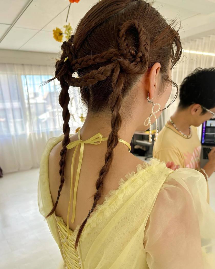 流行りの平成ファッション。細い編み込み×リボンがポイントのおしゃれな【Y2Kヘア】15選🎀にて紹介している画像