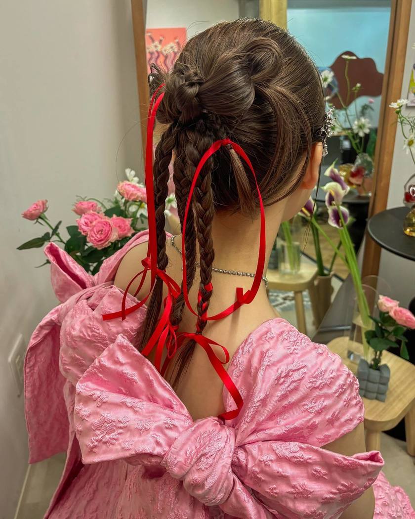 流行りの平成ファッション。細い編み込み×リボンがポイントのおしゃれな【Y2Kヘア】15選🎀にて紹介している画像