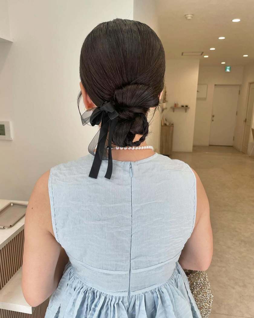 "40 Cute and Trendy Ribbon Hairstyles for Parties, Dates, and Fan Activities 🎀"にて紹介している画像