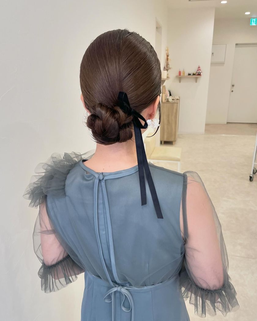 "40 Cute and Trendy Ribbon Hairstyles for Parties, Dates, and Fan Activities 🎀"にて紹介している画像