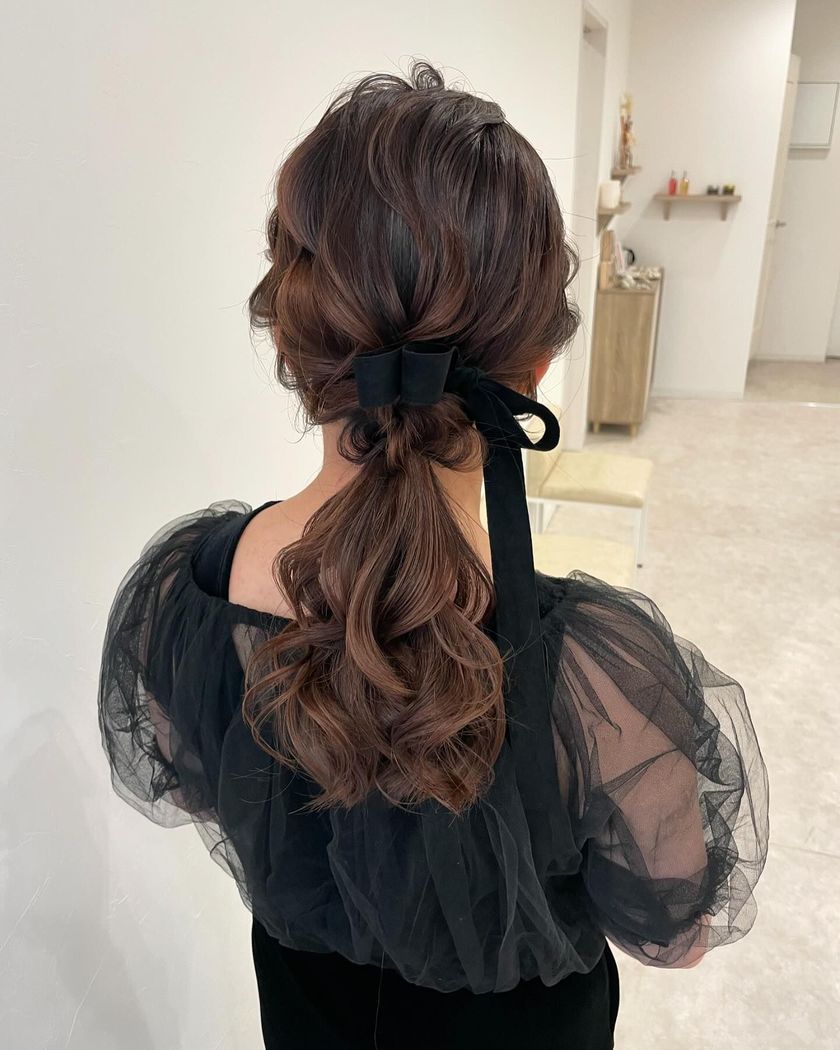 "40 Cute and Trendy Ribbon Hairstyles for Parties, Dates, and Fan Activities 🎀"にて紹介している画像