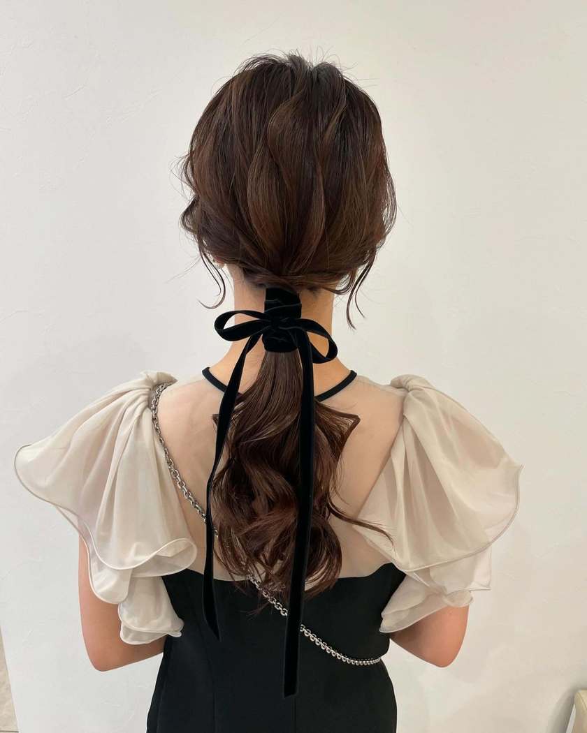 "40 Cute and Trendy Ribbon Hairstyles for Parties, Dates, and Fan Activities 🎀"にて紹介している画像