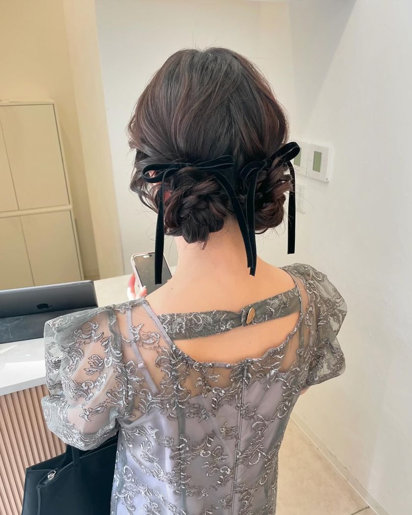 "40 Cute and Trendy Ribbon Hairstyles for Parties, Dates, and Fan Activities 🎀"にて紹介している画像