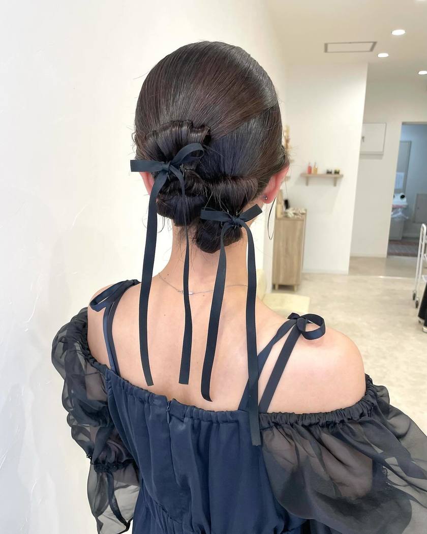 "40 Cute and Trendy Ribbon Hairstyles for Parties, Dates, and Fan Activities 🎀"にて紹介している画像