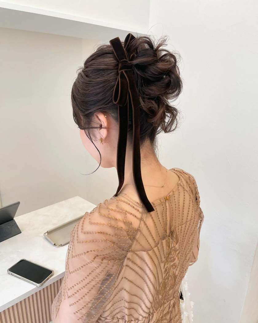 "40 Cute and Trendy Ribbon Hairstyles for Parties, Dates, and Fan Activities 🎀"にて紹介している画像