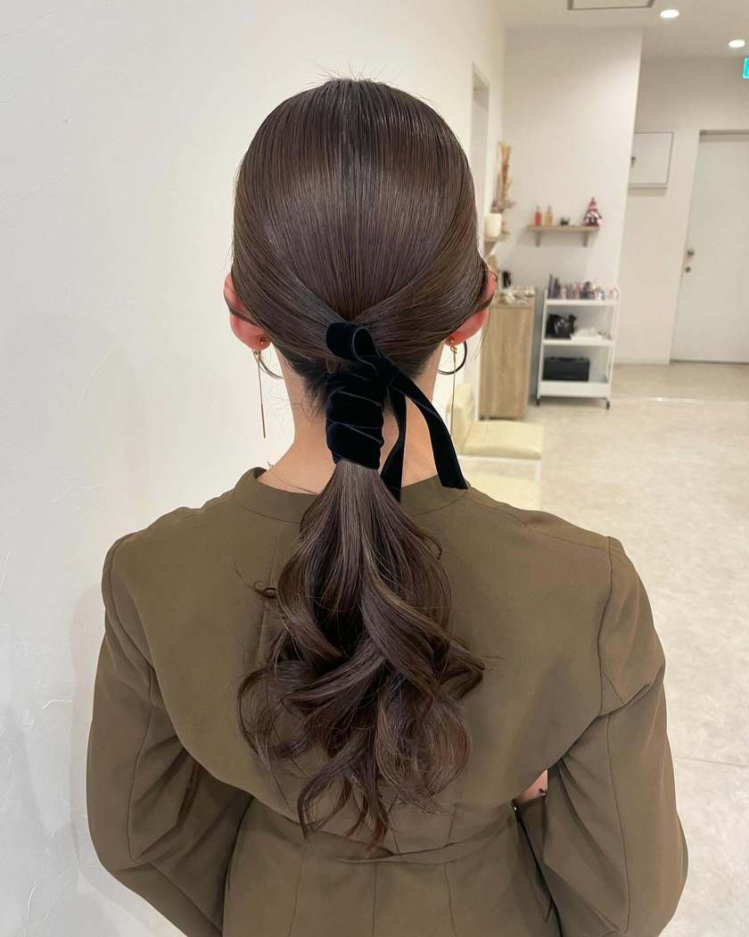 "40 Cute and Trendy Ribbon Hairstyles for Parties, Dates, and Fan Activities 🎀"にて紹介している画像