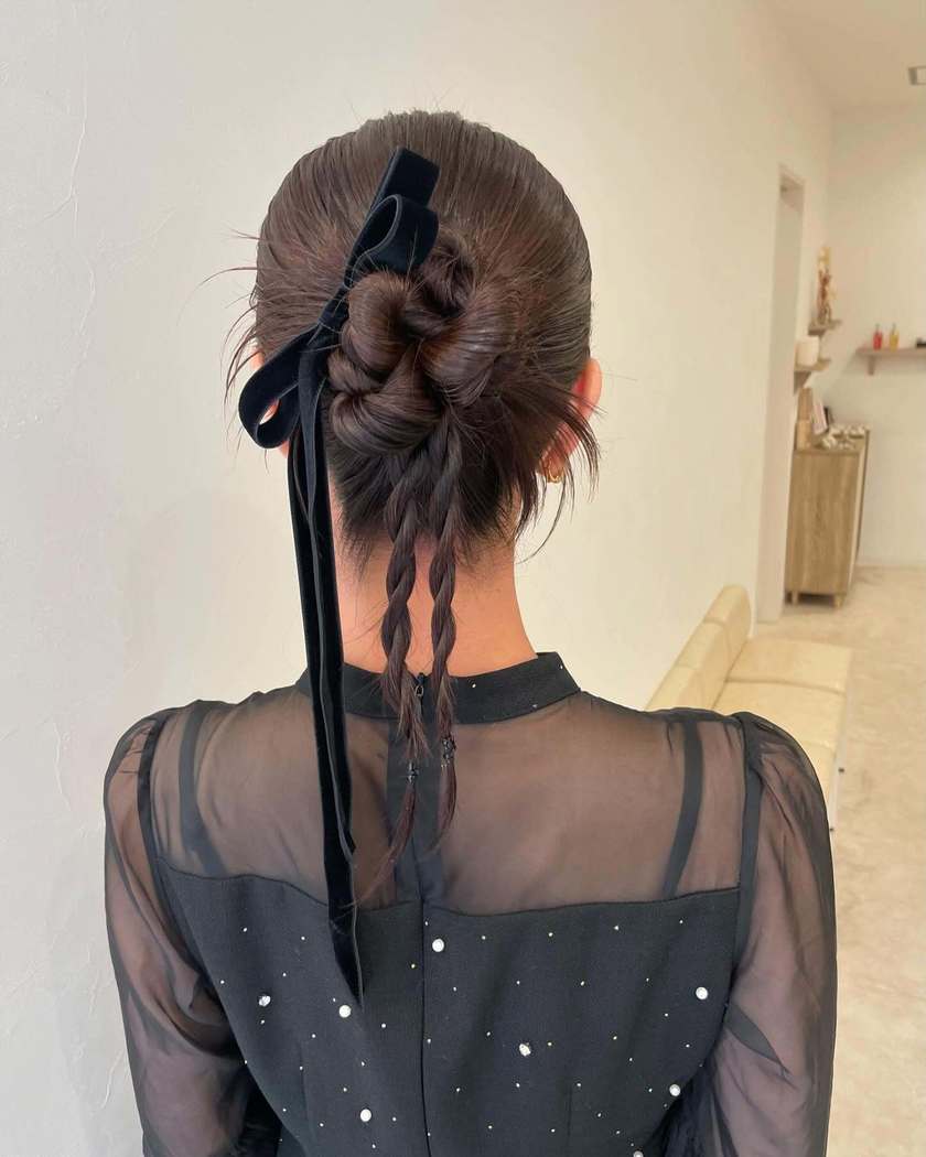 "40 Cute and Trendy Ribbon Hairstyles for Parties, Dates, and Fan Activities 🎀"にて紹介している画像