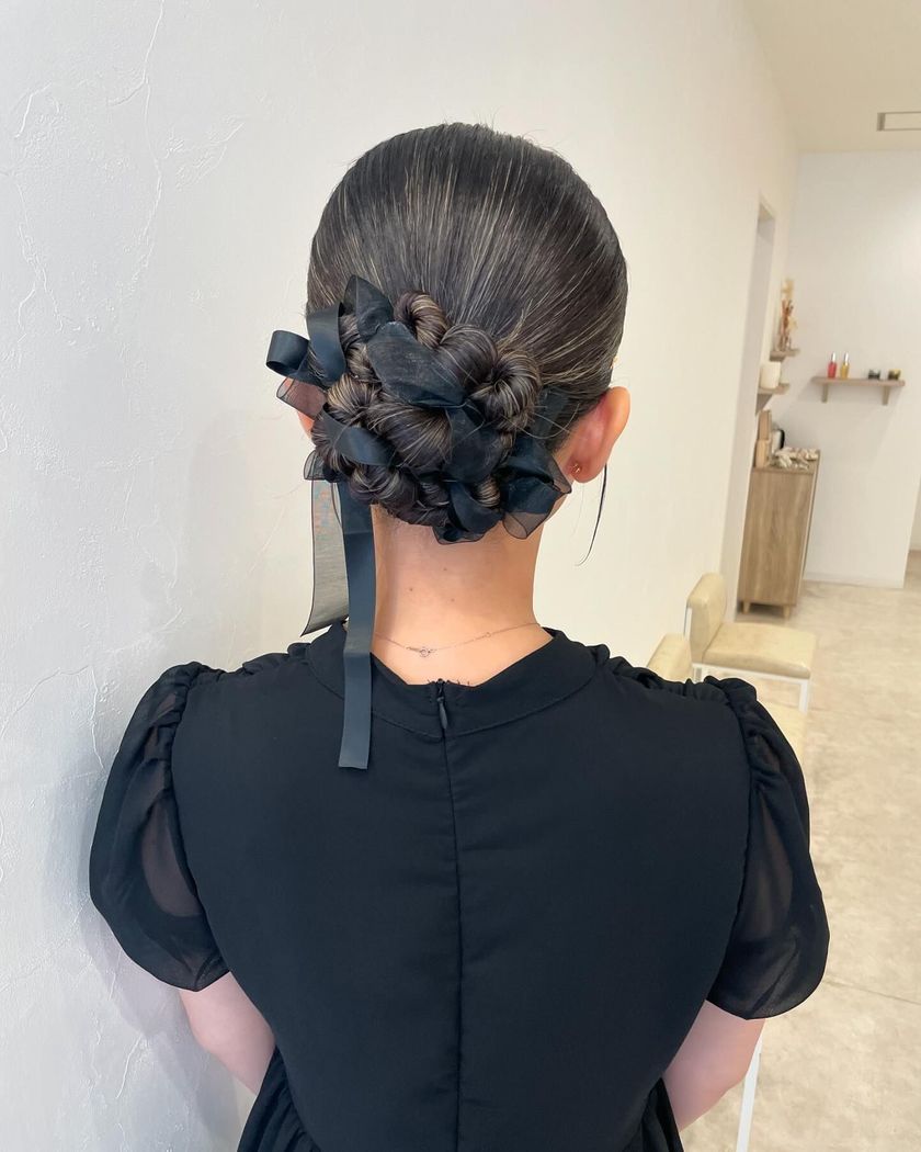"40 Cute and Trendy Ribbon Hairstyles for Parties, Dates, and Fan Activities 🎀"にて紹介している画像