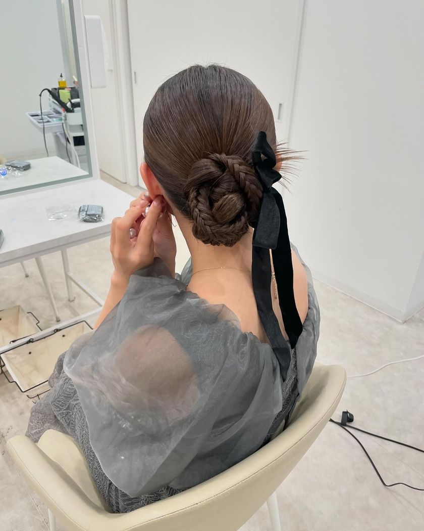 "40 Cute and Trendy Ribbon Hairstyles for Parties, Dates, and Fan Activities 🎀"にて紹介している画像