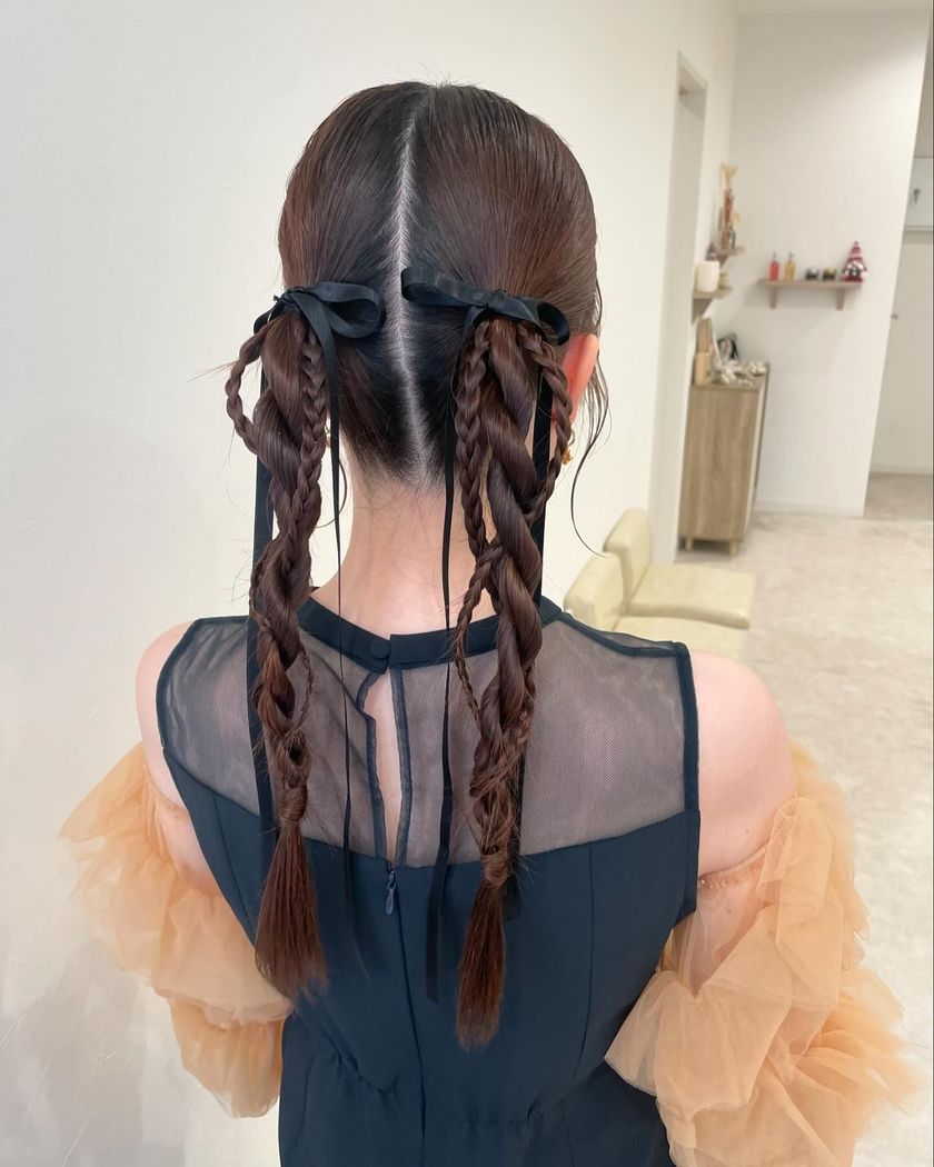 "40 Cute and Trendy Ribbon Hairstyles for Parties, Dates, and Fan Activities 🎀"にて紹介している画像