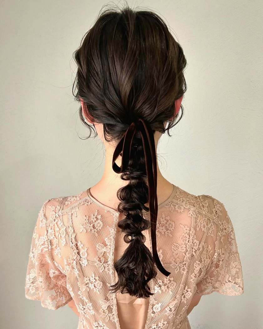 "40 Cute and Trendy Ribbon Hairstyles for Parties, Dates, and Fan Activities 🎀"にて紹介している画像