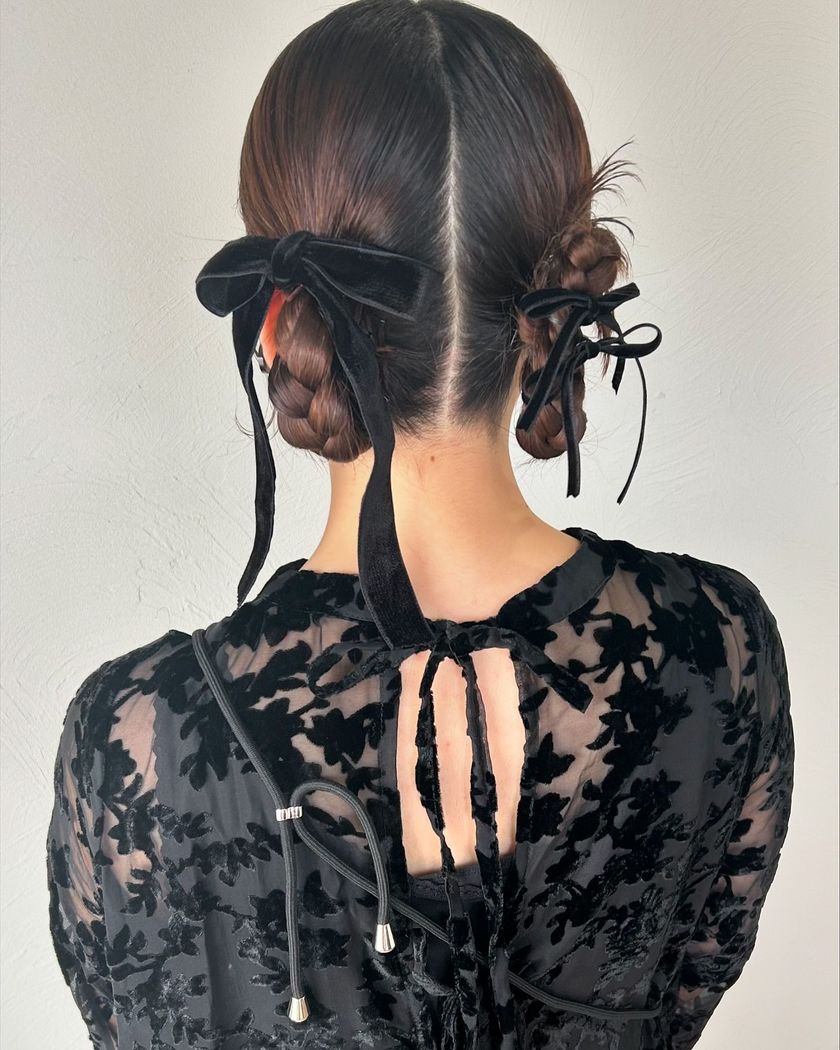 "40 Cute and Trendy Ribbon Hairstyles for Parties, Dates, and Fan Activities 🎀"にて紹介している画像