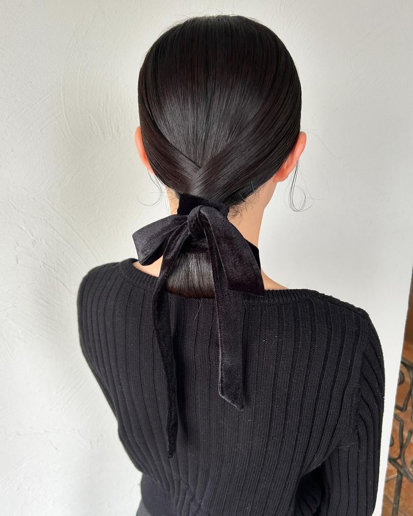 "40 Cute and Trendy Ribbon Hairstyles for Parties, Dates, and Fan Activities 🎀"にて紹介している画像