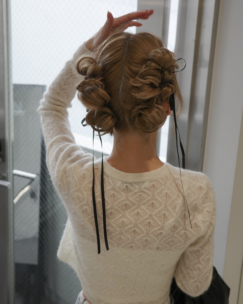 "40 Cute and Trendy Ribbon Hairstyles for Parties, Dates, and Fan Activities 🎀"にて紹介している画像
