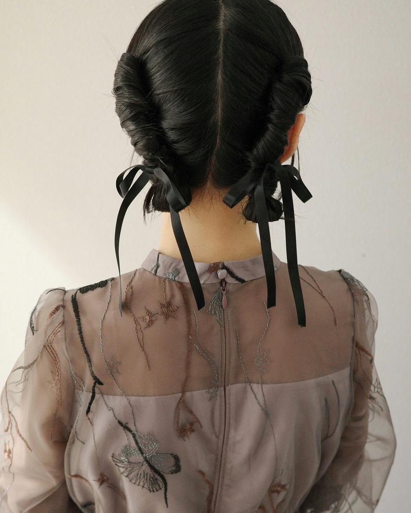 "40 Cute and Trendy Ribbon Hairstyles for Parties, Dates, and Fan Activities 🎀"にて紹介している画像