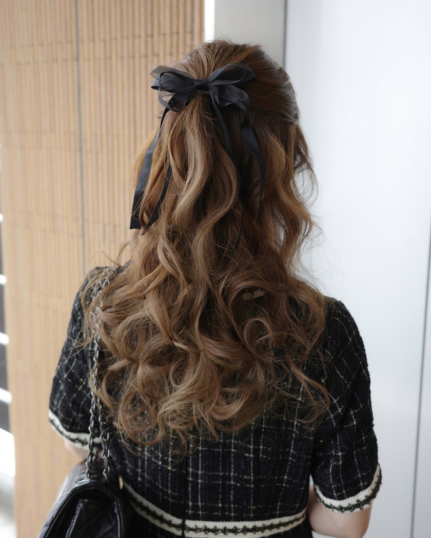 "40 Cute and Trendy Ribbon Hairstyles for Parties, Dates, and Fan Activities 🎀"にて紹介している画像