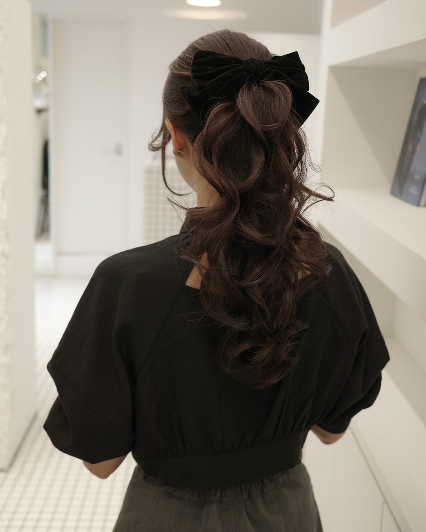"40 Cute and Trendy Ribbon Hairstyles for Parties, Dates, and Fan Activities 🎀"にて紹介している画像