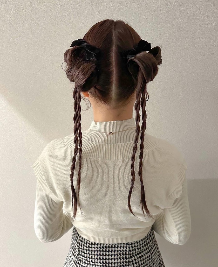 "40 Cute and Trendy Ribbon Hairstyles for Parties, Dates, and Fan Activities 🎀"にて紹介している画像