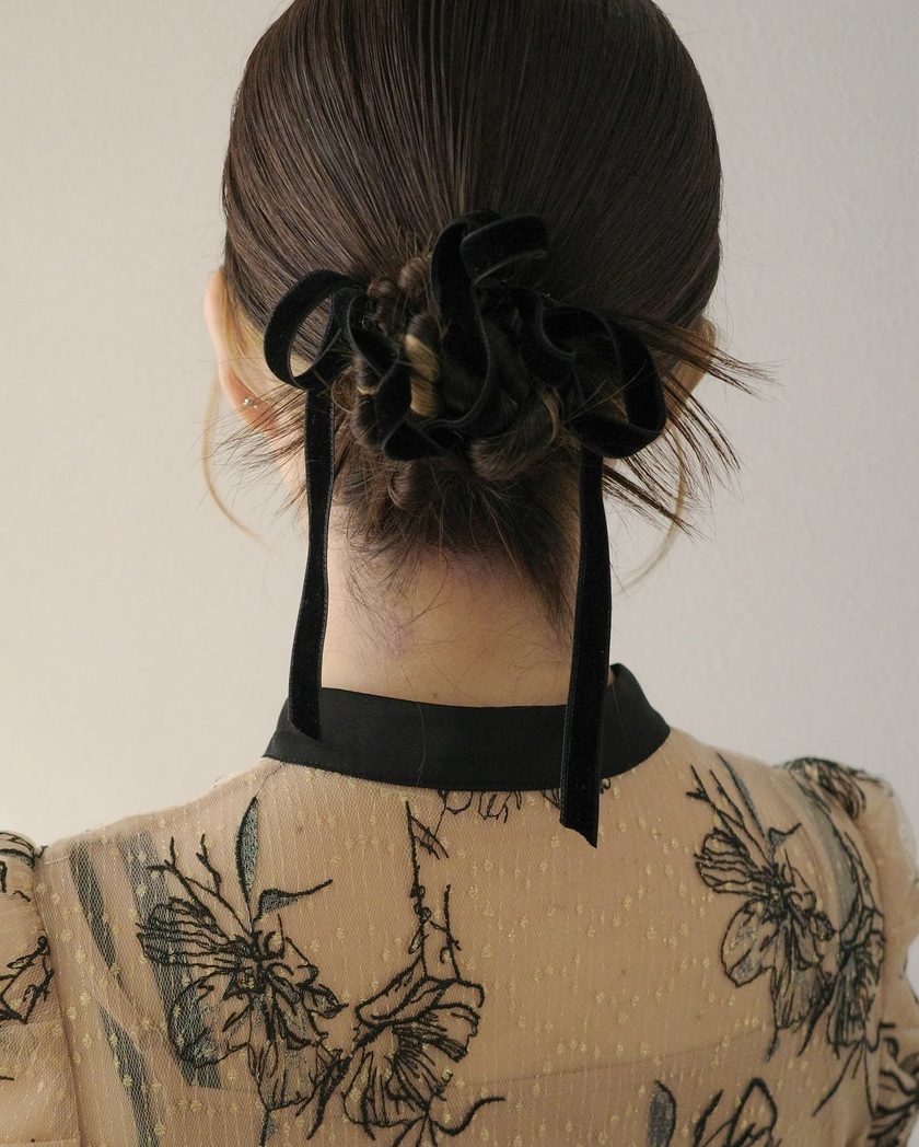 "40 Cute and Trendy Ribbon Hairstyles for Parties, Dates, and Fan Activities 🎀"にて紹介している画像
