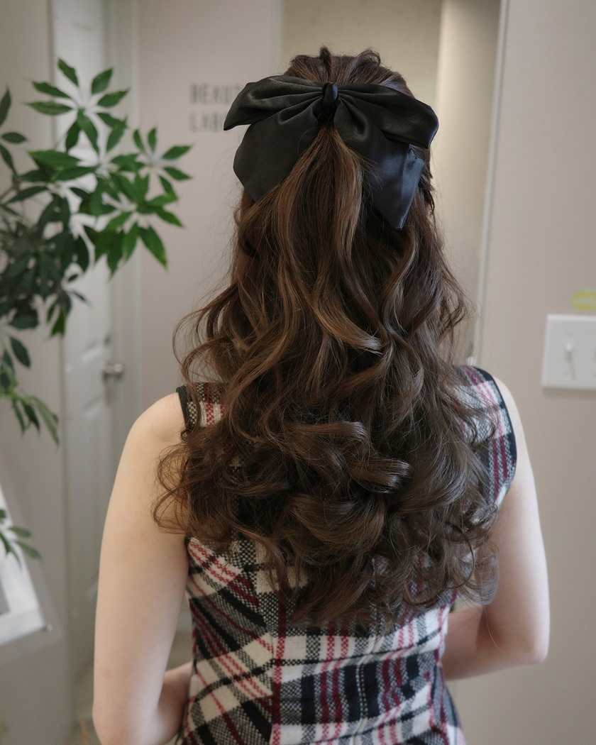 "40 Cute and Trendy Ribbon Hairstyles for Parties, Dates, and Fan Activities 🎀"にて紹介している画像
