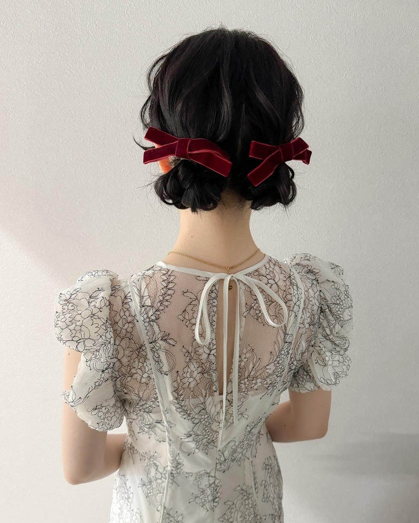 "40 Cute and Trendy Ribbon Hairstyles for Parties, Dates, and Fan Activities 🎀"にて紹介している画像