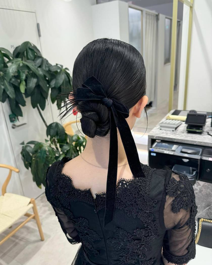 "40 Cute and Trendy Ribbon Hairstyles for Parties, Dates, and Fan Activities 🎀"にて紹介している画像